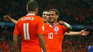 Goalscorers Arjen Robben and Wesley Sneijder celebrate 